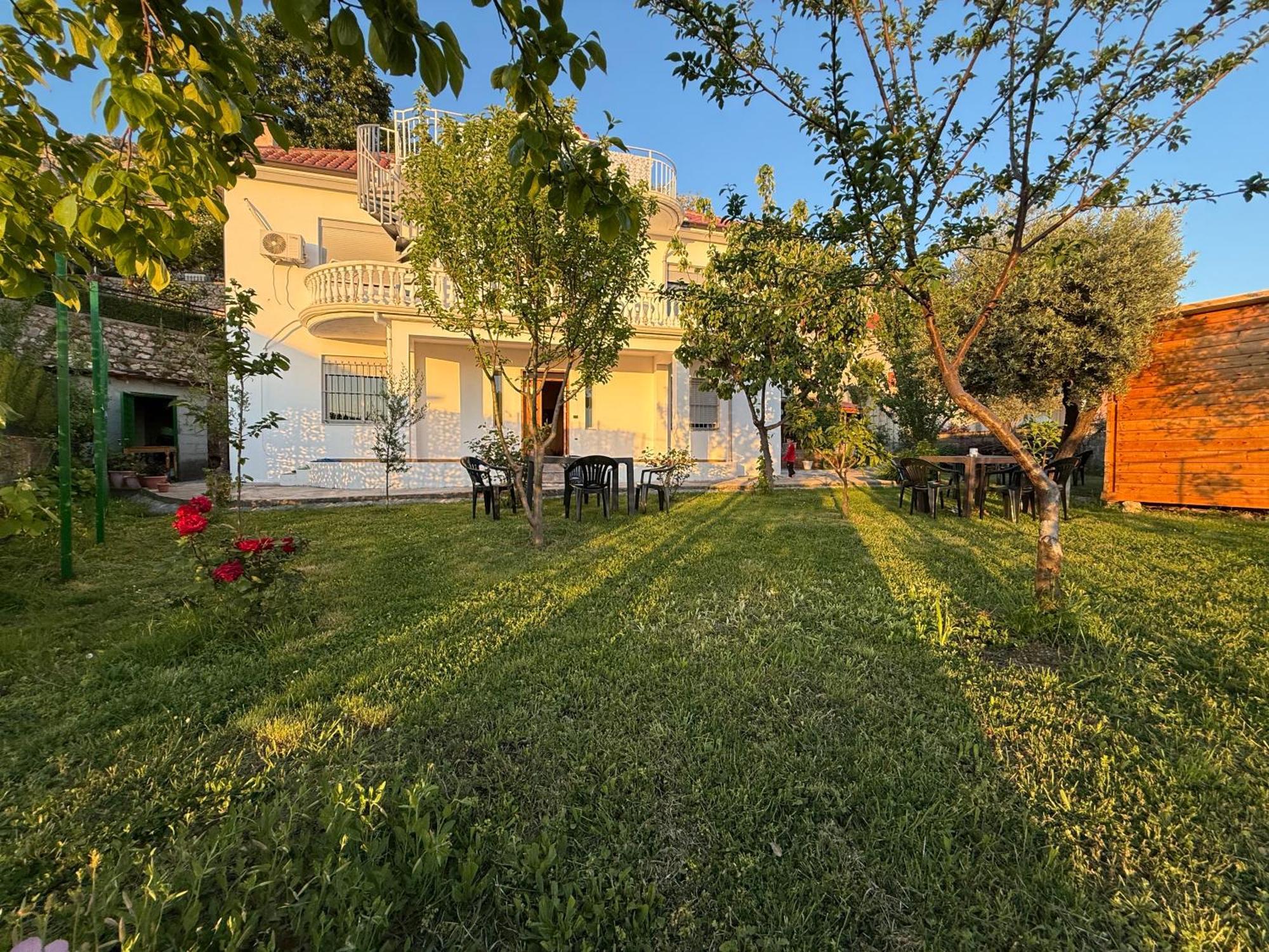Meti Guest House Крує Екстер'єр фото